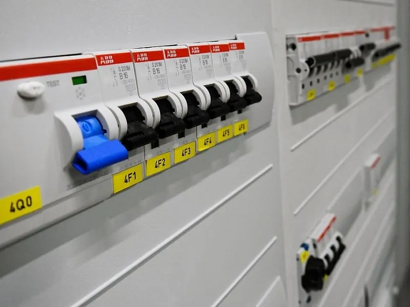 Distribution board with miniature circuit breakers